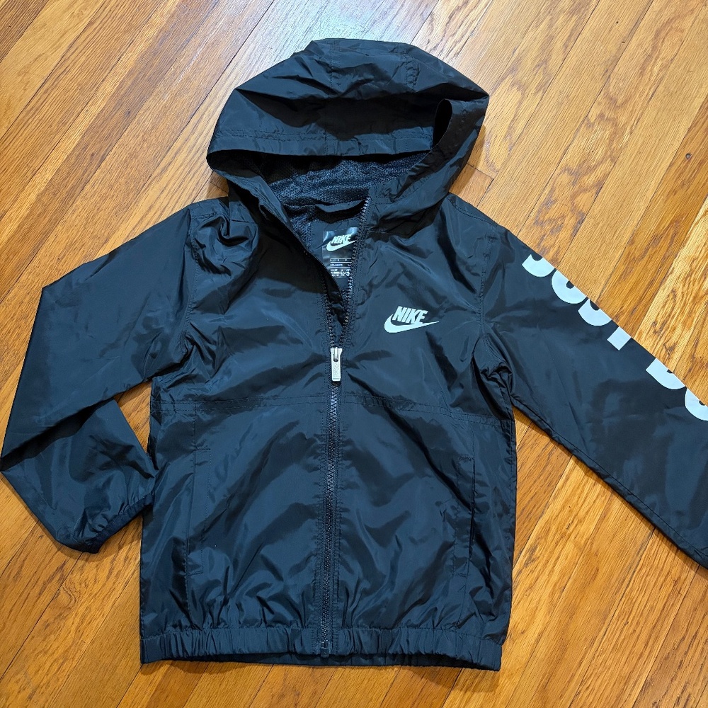 NIKE EUC Boys Black White Just Do It Hooded Windbreaker Jacket 5 S Zip Up